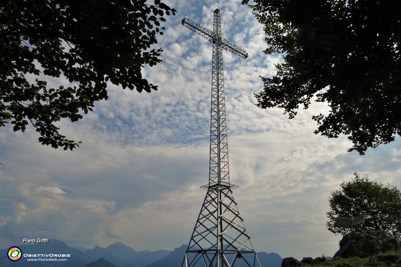 60 Alla croce del Monte Zucco (1232 m).JPG -                                